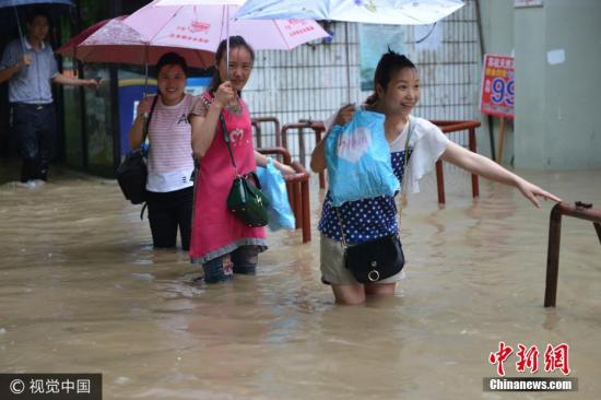 圖為南京市雨花臺區，市民在水中艱難出行。圖片來源：視覺中國