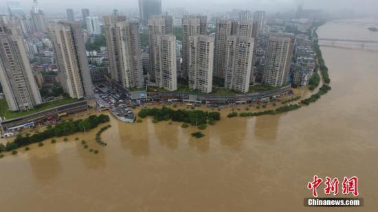 7月3日，因受連日暴雨影響，廣西柳江河柳州段出現超警戒水位。圖為被水淹的柳州市濱江東路。 王以照 攝