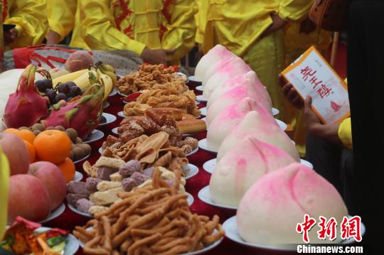 “神飯宴”拉開帷幕。當地數十家餐館在半小時內做出特色美食。　張西竹 攝