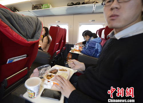 圖為G801次列車一等座席的乘客在品嘗列車提供的餐食。<a target='_blank' href='http://www.chinanews.com/'>中新社</a>發 侯宇 攝