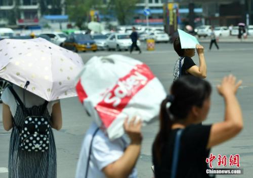 7月11日，河北石家莊民眾高溫中出行。該省氣象臺發布高溫紅色預警信號，受強暖氣團影響，預計當日下午，部分地區最高氣溫可達37-39℃，局地超過40℃。 <a target='_blank' href='http://www.chinanews.com/'>中新社</a>記者 翟羽佳 攝