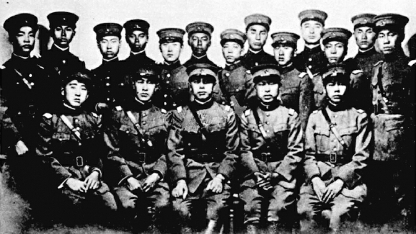 1926年，法國牟拉納航校18名中國學(xué)員留影。前排右二為高志航。