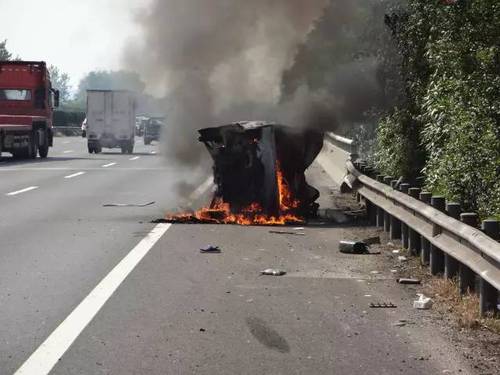 車輛側翻冒煙 路過司機路過后救了一家七口