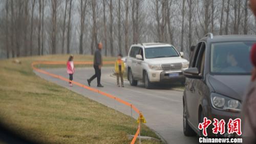 資料圖：有游客在野生動物園猛獸區內下車。爆料者供圖