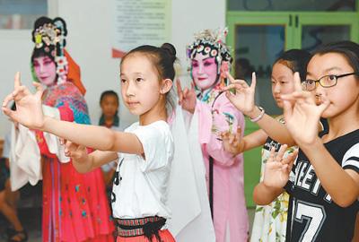 河北滄州市東光縣文化館組織京劇票友輔導(dǎo)東光縣實驗小學(xué)的學(xué)生學(xué)習(xí)“荀派”京劇。傅新春攝(新華社發(fā))