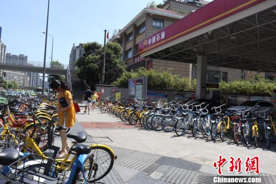 資料圖：共享單車擺成兩排“包圍”成都一加油站。　張浪 攝