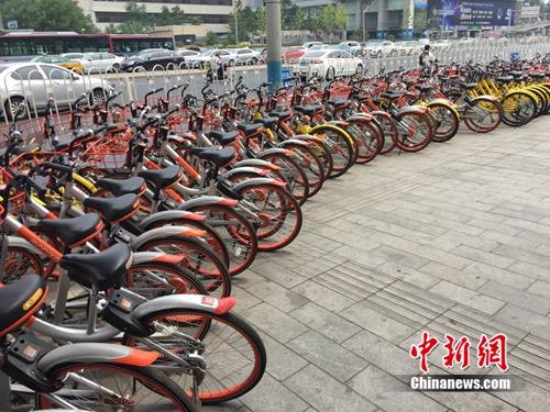 資料圖：路邊停放著多種共享單車。<a target='_blank' href='http://www.chinanews.com/' >中新網</a> 吳濤 攝