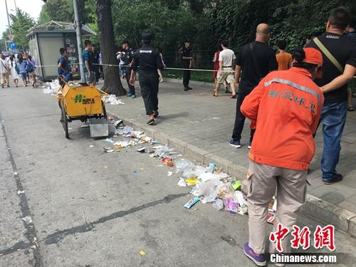 近日，清華大學門外游客爆滿，排隊人群滯留垃圾遍地。湯琪 攝