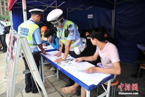 資料圖：昆明市交警支隊設點推行整治非機動車違法新模式》。<a target='_blank' href='http://www.chinanews.com/'>中新社</a>記者 劉冉陽 攝