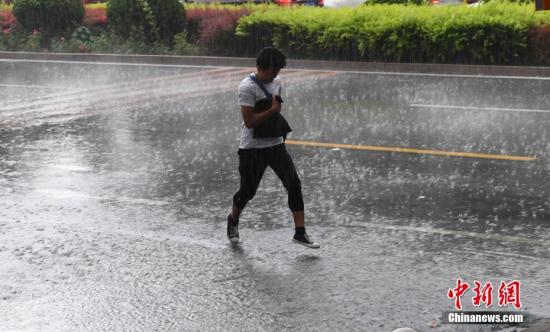 7月14日，蘭州連續(xù)幾日的高溫被一場突如其來的大雨澆灌，高溫暫時緩解。<a target='_blank' href='http://www.chinanews.com/'>中新社</a>記者 楊艷敏 攝