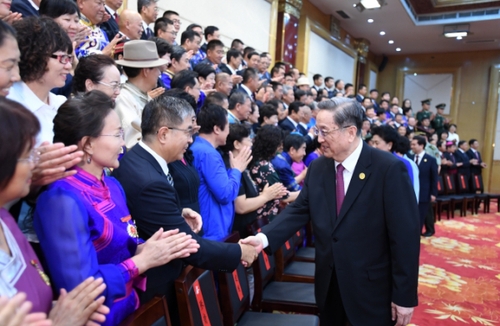 8月7日，中共中央政治局常委、全國(guó)政協(xié)主席、中央代表團(tuán)團(tuán)長(zhǎng)俞正聲在內(nèi)蒙古新城賓館會(huì)見(jiàn)內(nèi)蒙古自治區(qū)離退休老同志和各族各界群眾代表，并與他們合影留念。