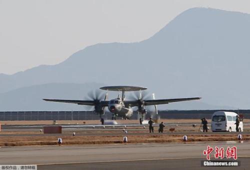 資料圖：當地時間2月2日，5架來自美國的E-2D新型預警機抵達美國海軍陸戰(zhàn)隊駐日本巖國市的航空基地，替代目前部署在那里、仍然使用E-2C型預警機的第115中隊。這也是這種新型預警機首次被部署到亞洲地區(qū)。