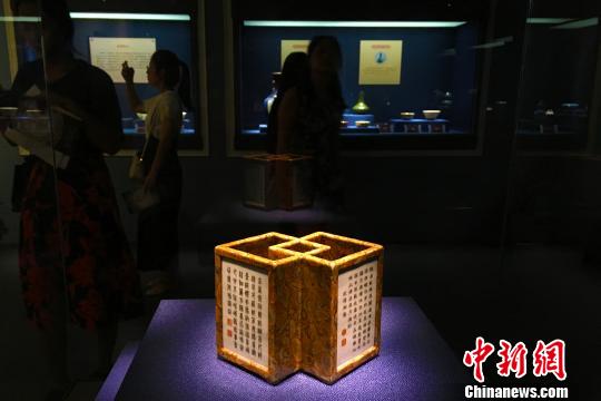 安徽展出百余件景德鎮窯皇家瓷器乾隆御用筆筒受關注