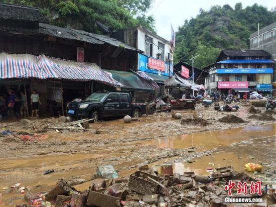 8月12日7時許，受強降雨影響，廣西柳州市融水苗族自治縣桿洞鄉桿洞村河段水位暴漲，超警戒水位0.97米洪水。洪水來勢洶洶，涌入當地政府所在街道，導致部分商鋪、住房被淹，一些未來得及轉移車輛被沖走。據融水官方介紹，當天7時許，桿洞村河段水位上漲至491米，僅僅十分鐘后暴漲至492.3米(警戒水位492米)。山洪暴發后，當地水位最高漲至492.97米。由于洪水來得突然，許多受災戶來不及搬離東西，街上多輛汽車被洪水沖走。7時35分，當地政府啟動緊急預案、成立抗洪救災組，迅速組織沿河群眾撤離，至7時50分左右已全部安全撤離，暫無人員傷亡報告。目前，該鄉仍有零星小雨，河水水位已回落至警戒水位以內，當...