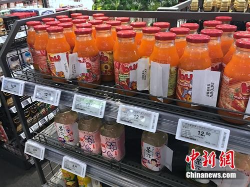 無人超市所售商品中，飲料居多。<a target='_blank' href='http://www.chinanews.com/' >中新網</a> 吳濤 攝