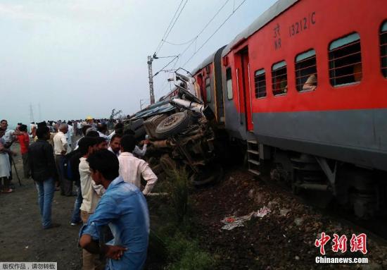 據外媒報道，印度北方邦8月23日凌晨發生火車脫軌事故，造成至少50名乘客受傷。報道稱，當地時間23日凌晨2點40分左右，Kaifiyat Express列車在北方邦Auraiya地區附近與翻斗車相撞，造成9節車廂脫軌，至少50名乘客受傷，傷者已被緊急送往醫院。據悉，這是5天以來北方邦發生的第二起火車脫軌事故，19日的事故共導致22人死亡，156人受傷。