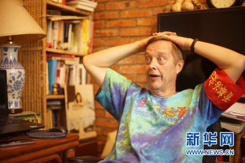 8月23日，62歲的美國大爺高天瑞(Terry crossman)的北京胡同的家中接受新華網專訪。近日，因為在一段“西城大媽”的宣傳視頻中出鏡，老高成為了新晉網紅。視頻中，老高通過一系列什剎海治安志愿活動獲得了“西城大媽”的“紅袖章”而被網友戲稱為“西城‘洋’大媽”。新華網發 王鐘毅攝