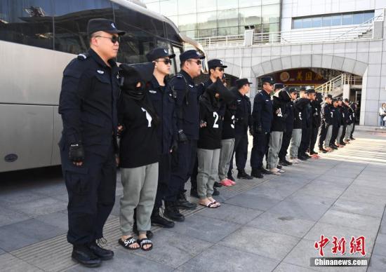 8月29日，在長春火車站，10名電信詐騙犯罪嫌疑人被長春警方從緬甸經云南押解回國。據悉，這十名犯罪嫌疑人自2013年1月開始作案235起，跨24個省、自治區、直轄市，涉案金額360萬元人民幣。 中新社記者 張瑤 攝