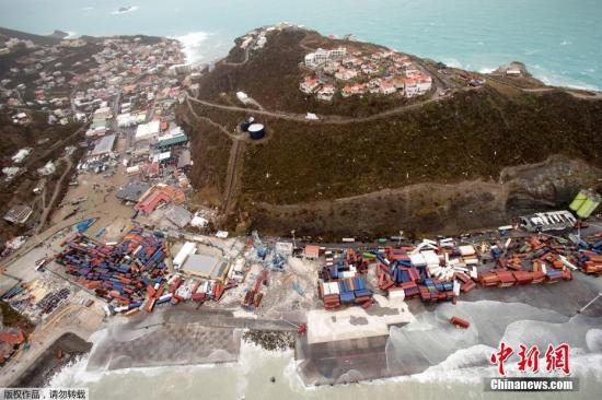 當地時間9月6日，颶風“艾爾瑪”過境圣馬丁島后，島上一片狼藉。“艾爾瑪”的最大持續風速為每小時185英里(300公里)，預計將在9日或10日抵達佛羅里達，將成為兩周內襲擊美國本土的第二個大型颶風。圖為島上的集裝箱被吹亂，如“火柴盒”一般。