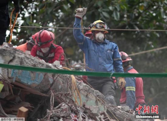 當地時間9月21日，墨西哥首都墨西哥城地震救援人員舉起拳頭示意保持安靜，這樣才能更好的聽到廢墟下的聲音。這個手勢迅速流傳，有網友說握拳高舉既能示意肅靜，也代表堅強和希望。19日中午發生在墨西哥中部的7.1級地震已造成至少245人遇難。圖為救援人員在廢墟上舉起拳頭，示意周邊安靜。