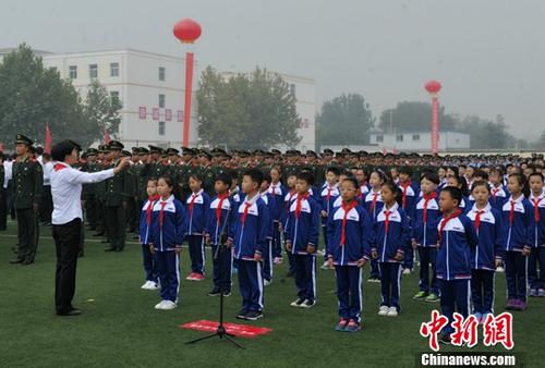 10月1日9時許，伴隨著雄壯的國歌，鮮艷的五星紅旗在雄安新區容城縣容城中學操場升起。這是雄安新區設立之后，首次舉行慶祝國慶“升國旗、唱國歌”儀式。圖為合唱《歌唱祖國》等曲目。<a target='_blank' href='http://www.chinanews.com/'>中新社</a>記者 韓冰 攝