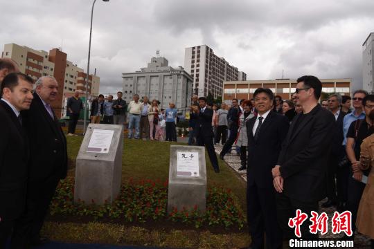 中國僑網圖為中國駐巴西大使李金章（右二）和巴西庫里蒂巴市市長拉斐爾·格雷卡（左二）等為“中國廣場”揭幕。　莫成雄　攝