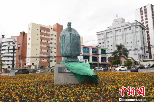 圖為中國美術館館長吳為山教授創作的孔子青銅雕像同時在“中國廣場”落成。　莫成雄 攝