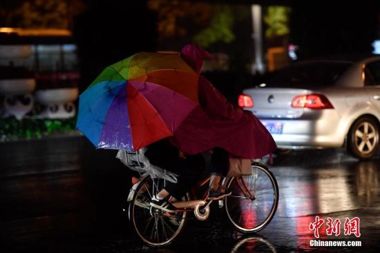 10月10日，市民雨中騎行。俗話說“一場秋雨一場寒”，寒露節氣剛過，陰雨天氣到訪昆明，氣溫下降，“春城”秋意漸濃。<a target='_blank' href='http://www.chinanews.com/'>中新社</a>記者 劉冉陽 攝