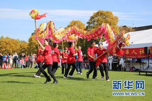 中國僑網9月24日，英國劍橋華人社區舉行活動，慶祝中秋佳節。活動包括舞龍、太極拳表演、品嘗中華美食等。新華網發