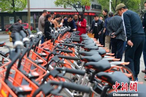 資料圖：市民體驗共享單車。 鐘欣 攝