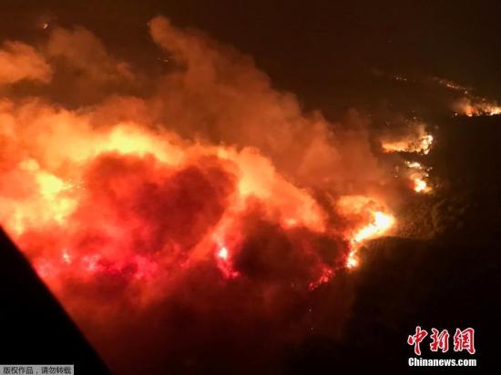 從空中航拍的美國加州山火現場。