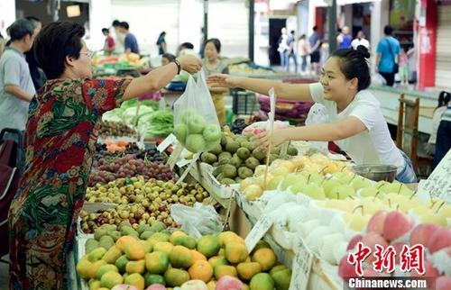 資料圖：農貿市場內民眾正在購買水果。<a target='_blank' href='http://www.chinanews.com/'>中新社</a>記者 劉忠俊 攝