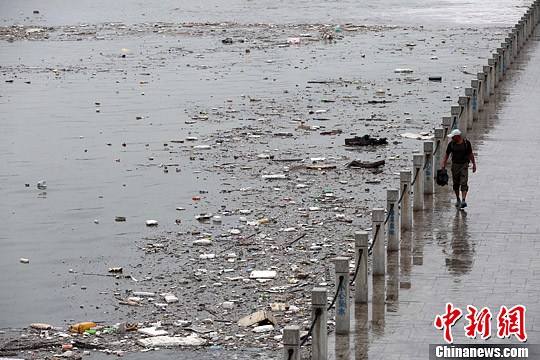 資料圖：山西太原汾河公園河道內漂浮大面積垃圾。<a target='_blank' href='http://www.chinanews.com/'>中新社</a>發 武俊杰 攝