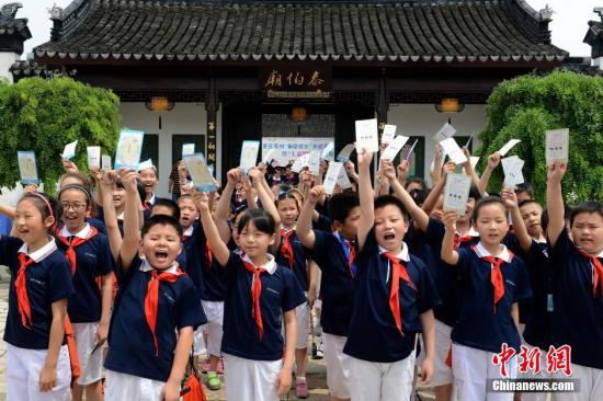 資料圖：來自蘇州市東中市實驗小學的一百多位學生走進泰伯廟，通過答題、素質拓展訓練等寓教于樂的方式，探秘具有千年歷史的泰伯廟，感受當地歷史文化。<a target='_blank' href='http://www.chinanews.com/'>中新社</a>發 王思哲 攝