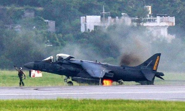 日本自衛(wèi)隊(duì)F-15戰(zhàn)斗機(jī)緊急著陸 因飛行員腿麻了