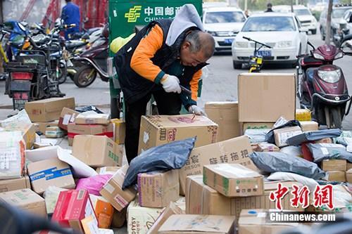 資料圖：11月2日，山西太原，物流工作人員正在分揀快遞。<a target='_blank' href='http://www.chinanews.com/'>中新社</a>記者 張云 攝