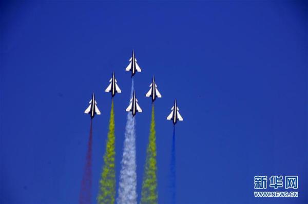 中國空軍八一飛行表演隊(duì)圓滿完成迪拜航展首次檢驗(yàn)性飛行表演4