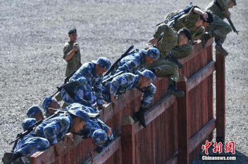 資料圖為中俄雙方海軍陸戰(zhàn)隊(duì)員翻越圍墻障礙。<a target='_blank' href='http://www.chinanews.com/'>中新社</a>記者 任東 攝