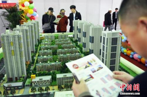 資料圖：春季房交會現場，市民在沙盤前駐足。孫昊聲 攝