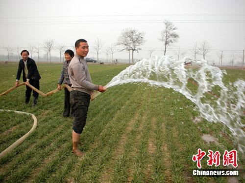 資料圖：農民春節期間在田間澆麥抗旱。