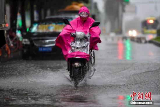 資料圖：10月15日，海口民眾雨中涉水騎行。<a target='_blank' href='http://www.chinanews.com/'>中新社</a>記者 駱云飛 攝