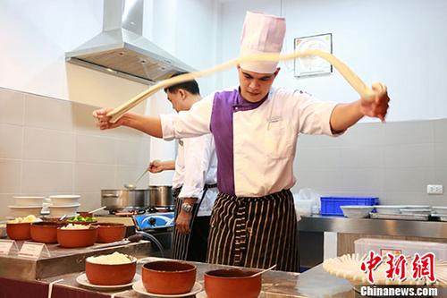 8月21日，由中國駐泰國孔敬總領事館與泰國孔敬大學孔子學院聯合主辦的“中國廚房”在孔敬孔子學院開幕，首屆“食全食美”中國美食文化節活動也同時舉行，為中泰文化交流搭建起一個新平臺。 <a target='_blank' href='http://www.chinanews.com/'>中新社</a>記者 胡琳 攝