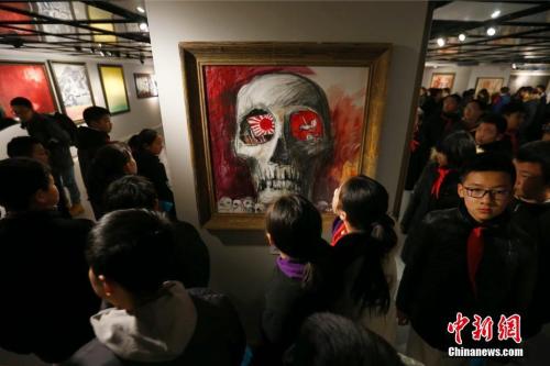 圖為學生觀看展覽。 <a target='_blank' href='http://www.chinanews.com/'>中新社</a>記者 富田 攝