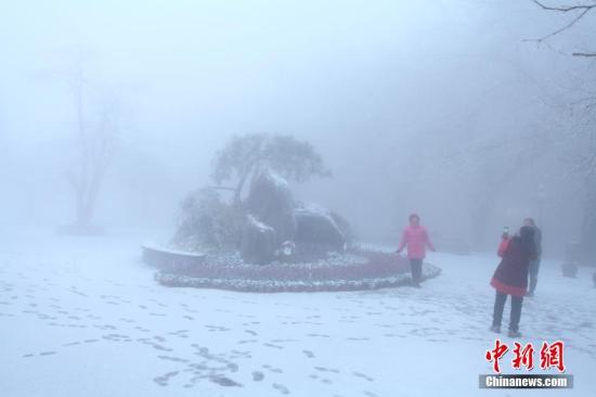 受強冷空氣影響，12月16日清晨，江西廬山風景區降下2017年入冬第一場雪。 吳健 攝