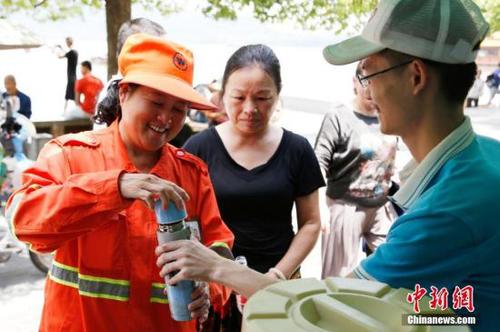 資料圖：杭州西湖6大景區開展免費送涼茶服務。<a target='_blank' href='http://www.chinanews.com/'>中新社</a>記者 王遠 攝