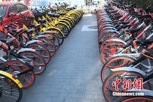 資料圖，摩拜和ofo單車在路邊整齊停放。<a target='_blank' href='http://www.chinanews.com/' >中新網</a> 吳濤 攝