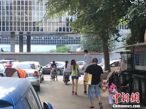 資料圖：北京某幼兒園門口，家長接孩子放學(xué)。<a target='_blank' href='http://www.chinanews.com/' >中新網(wǎng)</a>記者 湯琪 攝