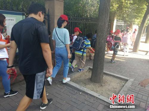 資料圖：某托管機構(gòu)接小學(xué)生放學(xué)。<a target='_blank' href='http://www.chinanews.com/' >中新網(wǎng)</a>記者 張尼 攝