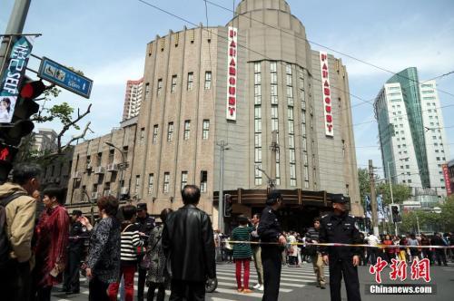 資料圖：今年4月，上海百樂門對外限時免費參觀，此舉引來眾多民眾排隊爭睹“遠東第一樂府”的風采。 中新社記者 湯彥俊 攝