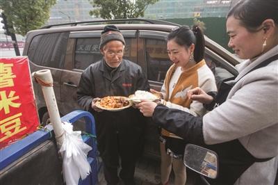 餐館老板娘每天給門口擺攤老漢送飯:盡管吃 吃不垮